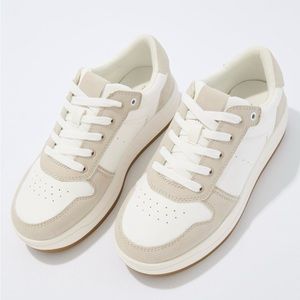 New Women’s AE American Eagle Embroidered Platform Sneaker Womens size 8 1/2.